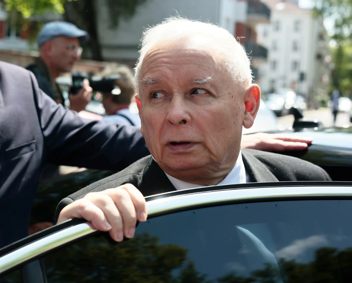 "Kwestionowanie Holokaustu i tego, co wydarzyło się w Auschwitz, jest nieakceptowalne (...). Wypowiedzi Grzegorza Brauna w tej sprawie tylko potwierdzają, że działa on z obcej inspiracji na szkodę - bardzo poważną szkodę - naszego kraju" - napisał w piątek wieczorem na platformie X Jarosław Kaczyński. Wpis prezesa PiS jest pokłosiem słów Grzegorza Brauna, że "komory gazowe to niestety fake". Również w piątek wieczorem do zachowania Brauna - niebezpośrednio - odniósł się prezydent Andrzej Duda, który napisał, że "reaguje na wszelkie słowa, które podważają historyczną prawdę o Holokauście i negują cierpienie milionów ofiar niemieckich obozów śmierci".