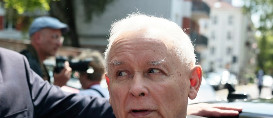 "Kwestionowanie Holokaustu i tego, co wydarzyło się w Auschwitz, jest nieakceptowalne (...). Wypowiedzi Grzegorza Brauna w tej sprawie tylko potwierdzają, że działa on z obcej inspiracji na szkodę - bardzo poważną szkodę - naszego kraju" - napisał w piątek wieczorem na platformie X Jarosław Kaczyński. Wpis prezesa PiS jest pokłosiem słów Grzegorza Brauna, że "komory gazowe to niestety fake". Również w piątek wieczorem do zachowania Brauna - niebezpośrednio - odniósł się prezydent Andrzej Duda, który napisał, że "reaguje na wszelkie słowa, które podważają historyczną prawdę o Holokauście i negują cierpienie milionów ofiar niemieckich obozów śmierci".