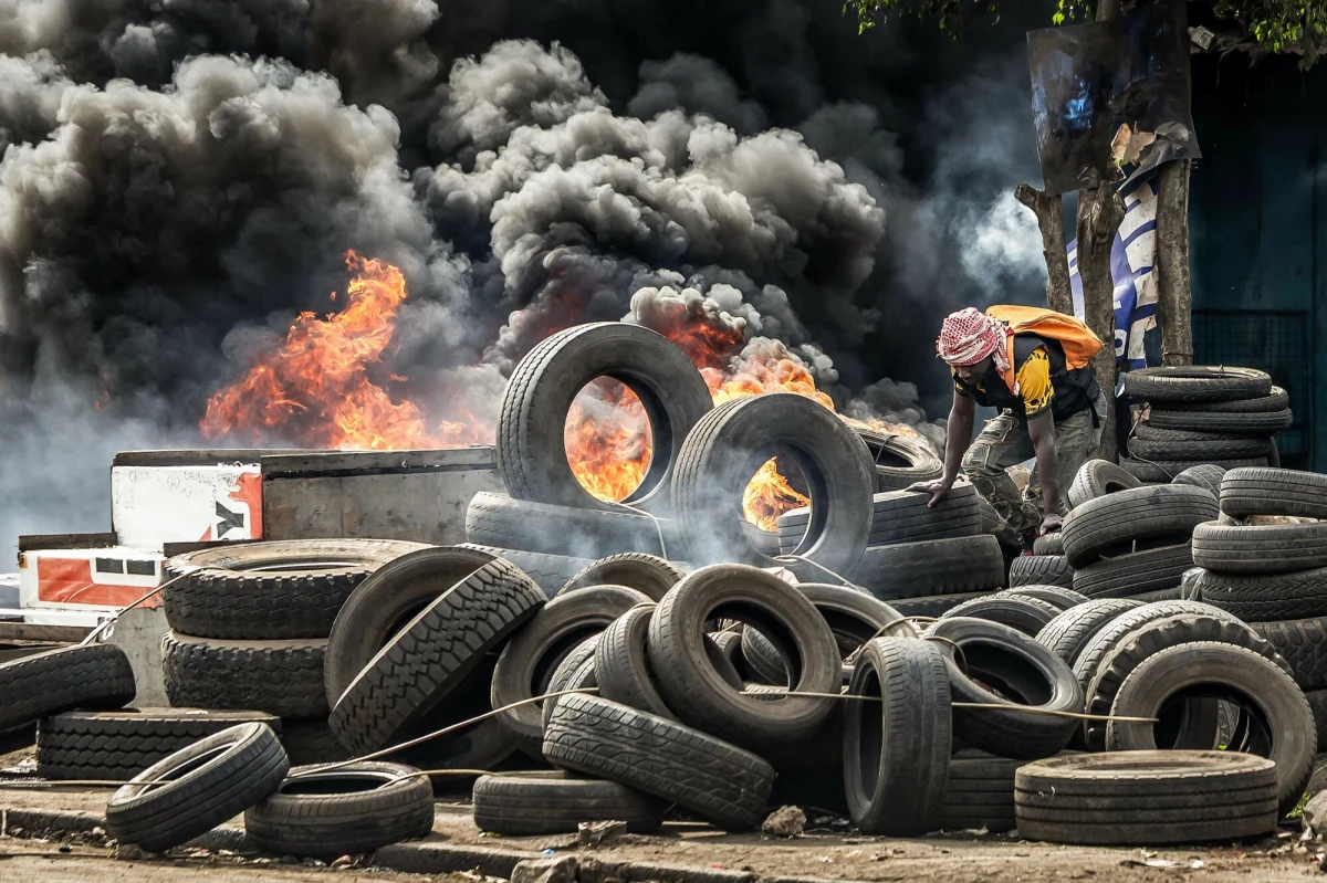 12-letnia Bridgit Njoki zginęła we własnym domu, trafiona zabłąkaną kulą podczas gwałtownych protestów w Kenii. Dziewczynka, która jeszcze chwilę wcześniej oglądała telewizję w bezpiecznym - jak sądziła jej rodzina - domu, stała się niewinną ofiarą narastającej przemocy. Jej śmierć wstrząsnęła nie tylko bliskimi, ale i całym krajem, stając się tragicznym symbolem eskalacji konfliktu, który zbiera coraz tragiczniejsze żniwo wśród cywilów.