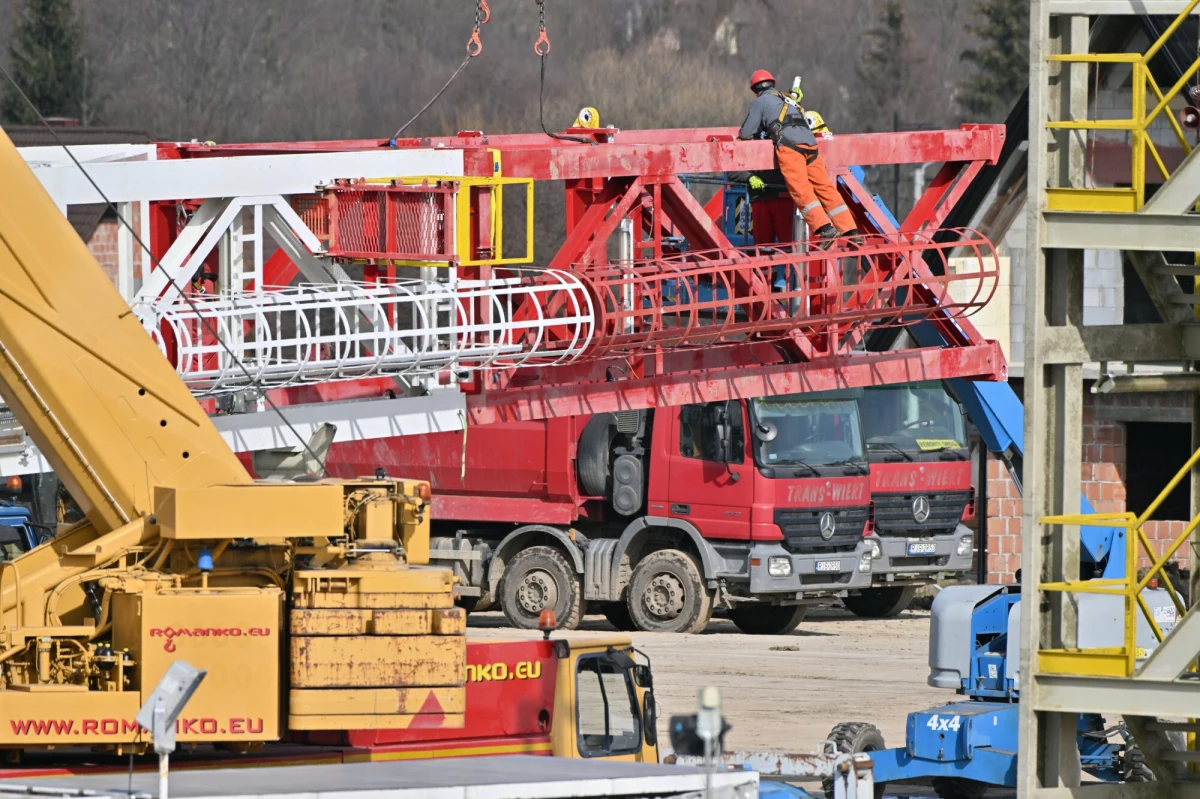Na terenie ciepłowni Przedsiębiorstwa Energetyki Cieplnej w Policach (woj. zachodniopomorskie) stanął szyb wiertniczy, jednak nie jest to początek poszukiwań ropy naftowej, a wód geotermalnych. To właśnie one mogą stać się kluczem do czystej, ekologicznej energii cieplnej dla mieszkańców.
