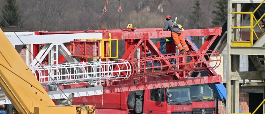Na terenie ciepłowni Przedsiębiorstwa Energetyki Cieplnej w Policach (woj. zachodniopomorskie) stanął szyb wiertniczy, jednak nie jest to początek poszukiwań ropy naftowej, a wód geotermalnych. To właśnie one mogą stać się kluczem do czystej, ekologicznej energii cieplnej dla mieszkańców.