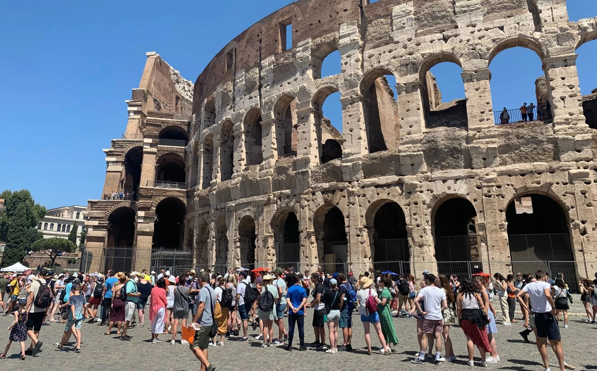 Upały stają się coraz poważniejszym problemem dla turystyki w Rzymie - wynika z analiz danych sektora turystycznego, na które powołują się włoskie media. Zwracają one uwagę, że ekstremalne temperatury skutecznie zniechęcają wielu turystów, szczególnie w sierpniu.