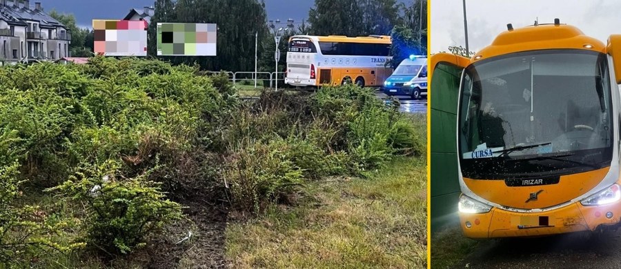 60 pasażerów było na pokładzie autokaru, który po kolizji przejechał przez środek Ronda Kuronia w Rzeszowie (województwo podkarpackie), a potem wjechał za ekrany akustyczne. Policja informuje, że nikt nie został poszkodowany. 