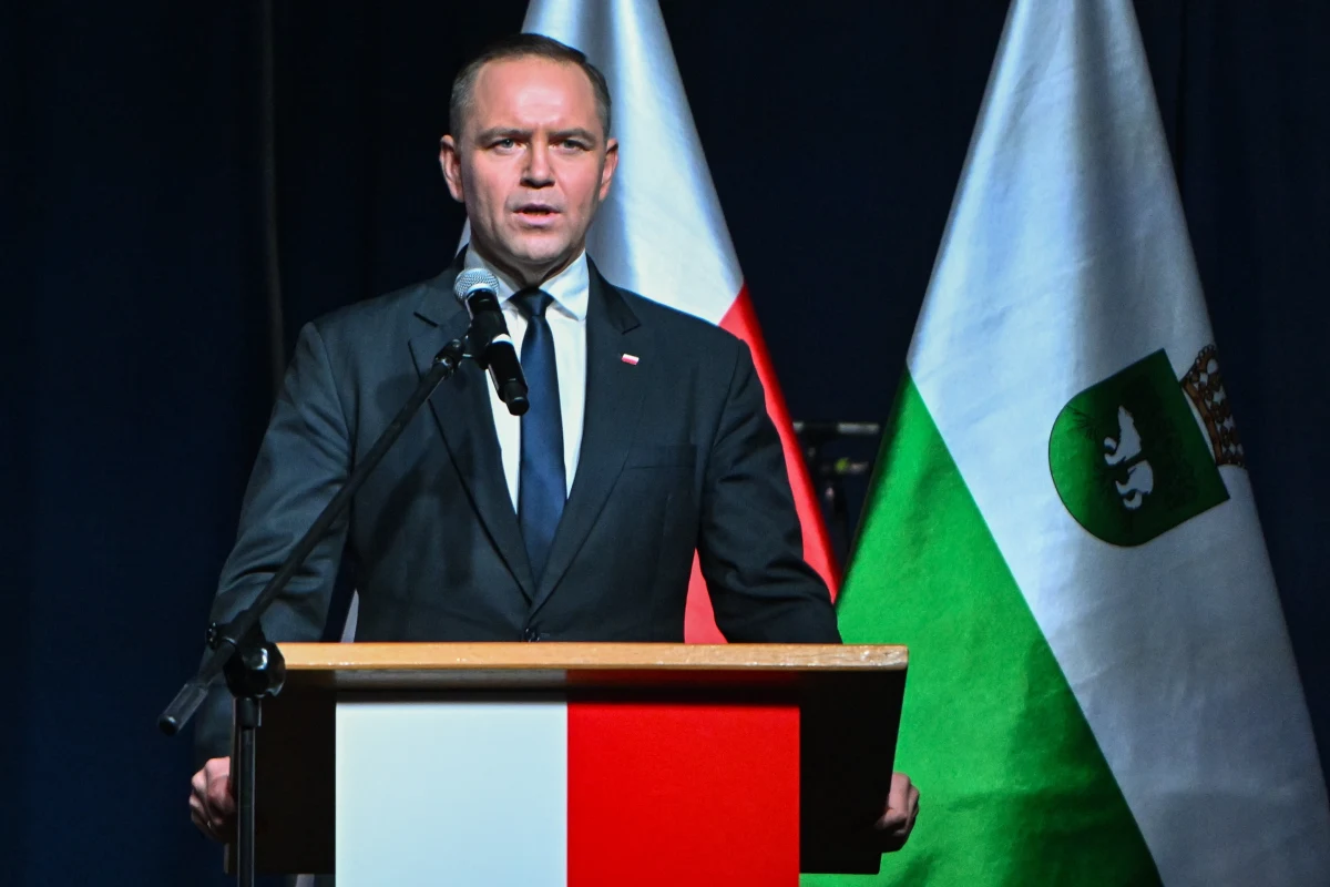 Prezydent elekt Karol Nawrocki zaapelował w Chełmie do prezydenta Ukrainy Wołodymyra Zełenskiego o możliwość podjęcia pełnoskalowych ekshumacji na Wołyniu. Jak podkreślił, ofiary ludobójstwa nie wołają o zemstę, a o "krzyż", "grób" i "pamięć", a on jest zobowiązany "mówić ich głosem".