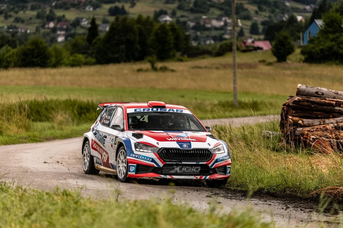 Jakub Matulka i Damian Syty (Skoda Fabia RS Rally2) odnieśli przekonujące zwycięstwo w Valvoline Rajdzie Małopolski (10-12 lipca) – czwartej rundzie sezonu Rajdowych Samochodowych Mistrzostw Polski (RSMP). Dla 25-letniego kierowcy to już trzeci w tym sezonie triumf w krajowym czempionacie. Na drugim miejscu rywalizację zakończyli Grzegorz Grzyb i Adam Binięda (Skoda Fabia RS Rally2), wolniejsi od zwycięzców o 40,9 s. Na najniższym stopniu podium stanęli Łukasz Byśkiniewicz i Daniel Siatkowski (Skoda Fabia RS Rally2, +1:01,7 s).