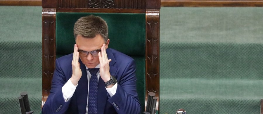 Rekonstrukcja rządu została przesunięta o tydzień. Według nieoficjalnych informacji powodem tej decyzji jest urlop marszałka Sejmu Szymona Hołowni, który rozpoczął się 10 lipca. Sprawa budzi zainteresowanie, ponieważ urlop marszałka miał również wpłynąć na harmonogram głosowań w Sejmie – wynika z nieoficjalnych ustaleń Polskiej Agencji Prasowej. 