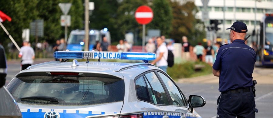 Policja szuka agresora, który wczoraj w centrum Tarnowa ranił nastolatka ostrym narzędziem – najprawdopodobniej nożem. Jak przekazał RMF FM dyżurny małopolskiej policji, zabezpieczono monitoring z miejsca zdarzenia.