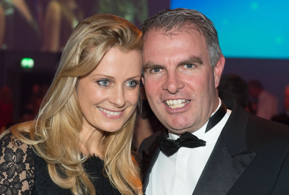 Vivian Spohr, żona dyrektora generalnego Lufthansy Carstena Spohra, została objęta śledztwem we Włoszech w związku z tragicznym wypadkiem drogowym, do którego doszło na Sardynii. Jak informują lokalne media, 51-letnia Niemka miała potrącić śmiertelnie swoim SUV-em 24-letnią kobietę na pasach.