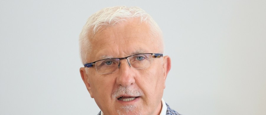 Trwają prace nad utworzeniem nowej partii politycznej, która ma być alternatywą dla ugrupowań znajdujących się obecnie w parlamencie. "Mamy sztab, nazwę i gotowy program. Do 28 lipca złożymy dokumenty niezbędne do rejestracji" - opowiada senator Wadim Tyszkiewicz. Podkreśla, że chce zapobiec ewentualnej koalicji Konfederacji, PiS-u i Brauna, która mogłaby wyprowadzić Polskę z Unii Europejskiej. "Ja się tego obawiam, że to może być scenariusz bardzo realny".