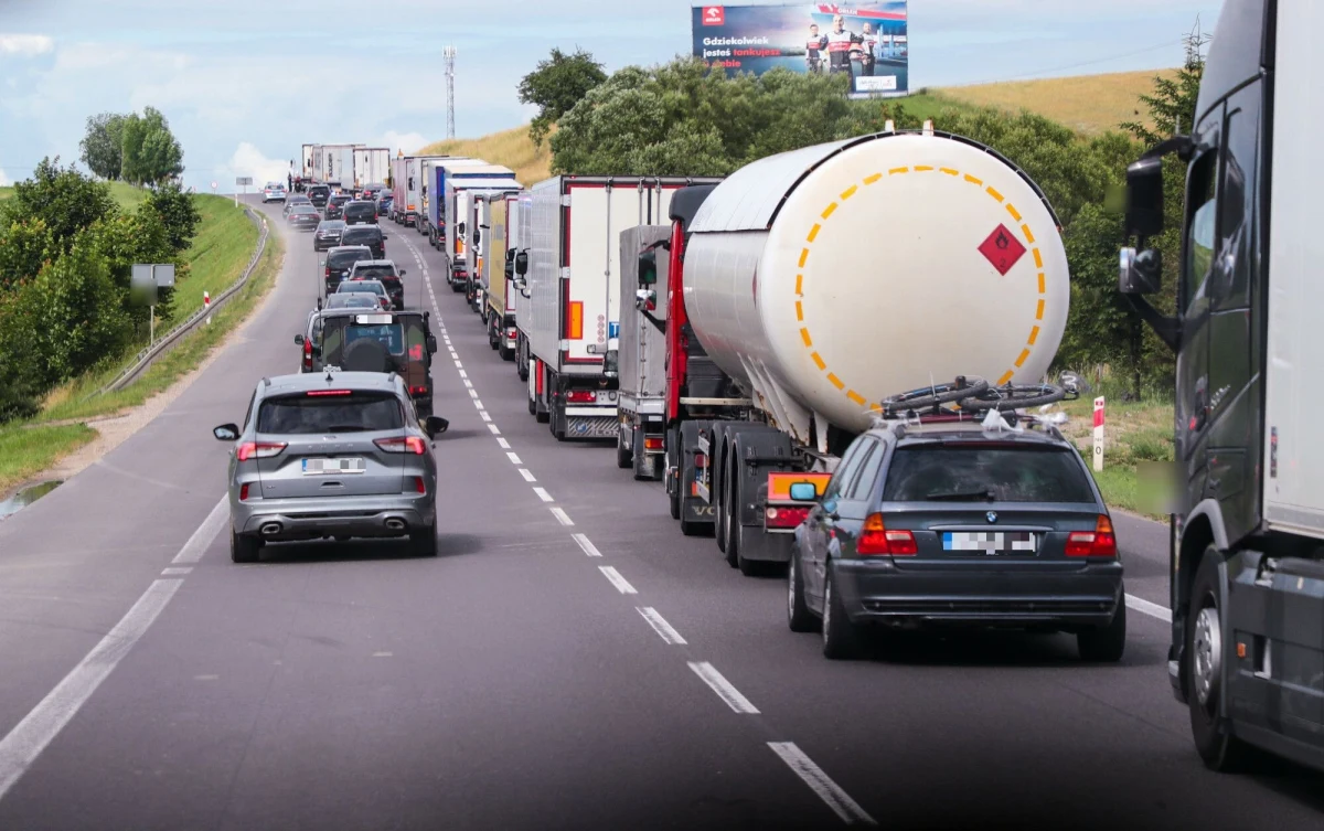 Piątek nie był łatwym dniem dla kierowców wracających z i podróżujących do Niemiec. Ze względu na kontrole na autostradzie A2 i A4 utworzyły się gigantyczne korki. Minister infrastruktury Dariusz Klimczak przekazał, że w organizacji ruchu m.in. na przejściu w Świecku zostaną wprowadzone zmiany.