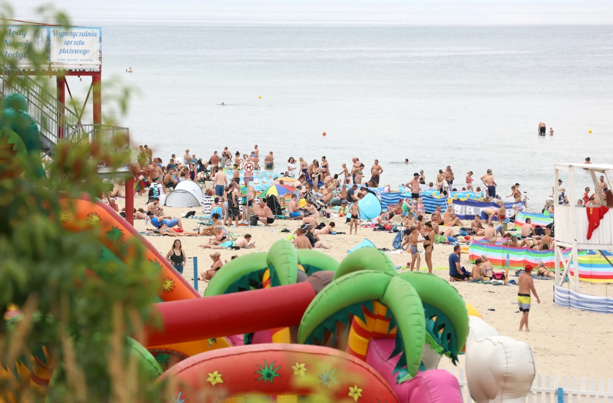 Państwowy Powiatowy Inspektor Sanitarny wprowadził zakaz kąpieli na popularnych kąpieliskach Zatoki Gdańskiej - od Mikoszewa przez Jantar, Stegnę, Sztutowo aż po Kąty Rybackie. Powodem było zanieczyszczenie wody "mazistą substancją". Po południu sanepid poinformował, że wszystko wróciło do normy a woda nadaje się do kąpieli.   