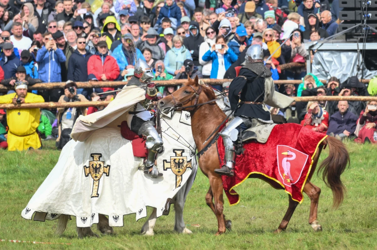 W sobotę na Polach Grunwaldzkich odbyła się 27. inscenizacja jednej z najsłynniejszych bitew w historii Polski. Ponad 1200 rekonstruktorów z bractw rycerskich odtworzyło zwycięstwo wojsk polsko-litewskich nad Zakonem Krzyżackim z 1410 roku. Mimo deszczowej pogody wydarzenie przyciągnęło dziesiątki tysięcy widzów.