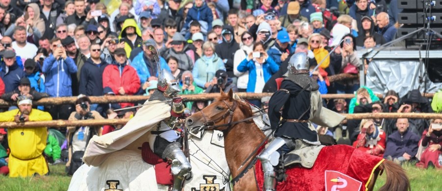 W sobotę na Polach Grunwaldzkich odbyła się 27. inscenizacja jednej z najsłynniejszych bitew w historii Polski. Ponad 1200 rekonstruktorów z bractw rycerskich odtworzyło zwycięstwo wojsk polsko-litewskich nad Zakonem Krzyżackim z 1410 roku. Mimo deszczowej pogody wydarzenie przyciągnęło dziesiątki tysięcy widzów.