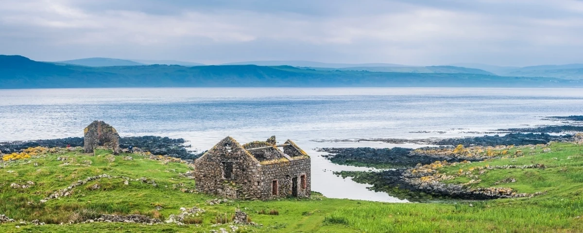 Marzenie o mieszkaniu na wyspie może się ziścić. Irlandia oferuje do 84 000 euro (ok. 344 134 zł) za zamieszkanie na jednej z tamtejszych wysp. W ramach rządowego programu państwo oddaje do zasiedlenia opuszczone lub zrujnowane nieruchomości znajdujące się w takich lokalizacjach jak: Aran, Clare, Dursey, Inishturk, Inishbofin czy Bere.