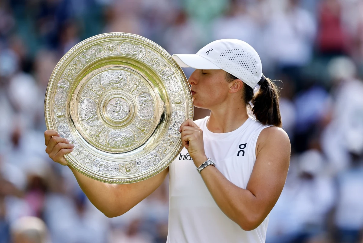 Iga Świątek, zwyciężając w wielkoszlemowym turnieju tenisowym Wimbledon, zarobiła trzy miliony funtów, czyli niemal 15 milionów złotych. 24-letnia Polka pokonała w trwającym zaledwie 57 minut finale Amerykankę Amandę Anisimovą 6:0, 6:0.