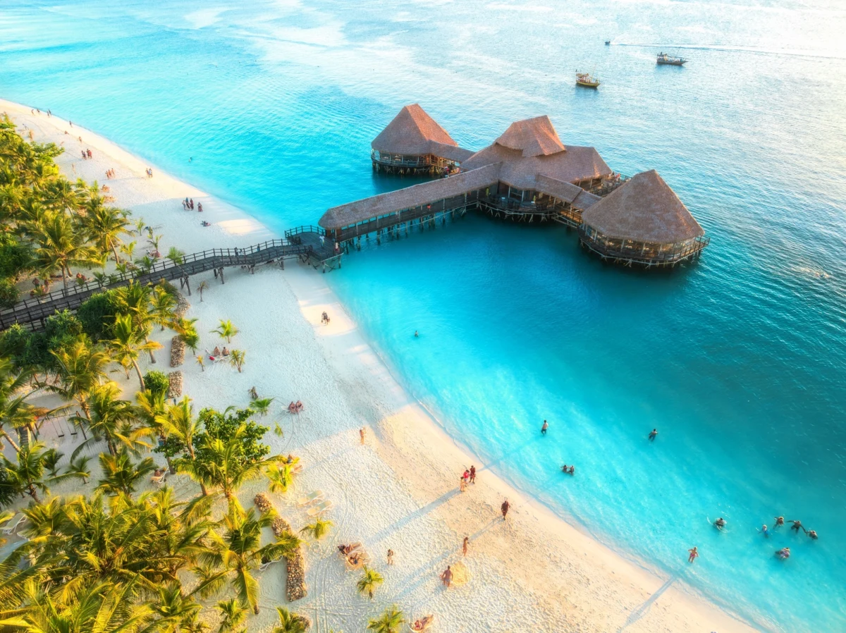 Turystyka staje się głównym motorem napędowym gospodarki Tanzanii, wyprzedzając tradycyjnie dominującą sprzedaż złota pod względem przychodów z walut obcych – wynika z raportu Banku Tanzanii. Miejscowe media podkreślają, że przychody z tego sektora zbliżają się do granicy 4 miliardów dolarów, co stanowi kamień milowy w pandemicznej odbudowie gospodarki kraju.  