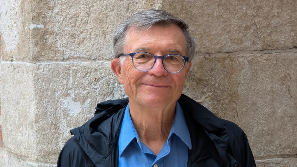 "Rozumiem obawy, ale jeśli chodzi o rozwój i znaczenie sztucznej inteligencji jestem ostrożnym optymistą" - mówi RMF FM prof. Terry Sejnowski. Jeden z pionierów technik uczenia maszynowego przekonuje, że w miarę postępu i rozwoju AI będziemy w stanie ją kontrolować. W rozmowie z Grzegorzem Jasińskim wybitny neurobiolog z Salk Institute for Biological Studies i University of California w San Diego uspokaja, że AI nie odbierze nam pracy, a sprawi, że nasza praca się zmieni, a my staniemy się mądrzejsi i bardziej produktywni. Przekonuje, że wykorzystania sztucznej inteligencji, jak każdego nowego narzędzia trzeba się po prostu nauczyć.