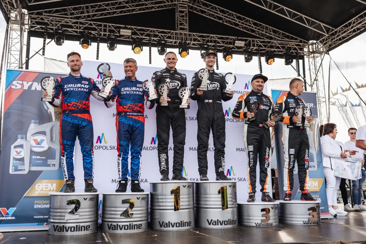 Jakub Matulka i Damian Syty (Škoda Fabia RS Rally2) odnieśli przekonujące zwycięstwo w Valvoline Rajdzie Małopolski (10-12 lipca) – czwartej rundzie sezonu Rajdowych Samochodowych Mistrzostw Polski (RSMP). Dla 25-letniego kierowcy to już trzeci w tym sezonie triumf w krajowym czempionacie. Na drugim miejscu rywalizację zakończyli Grzegorz Grzyb i Adam Binięda (Škoda Fabia RS Rally2), wolniejsi od zwycięzców o 40,9 s. Na najniższym stopniu podium stanęli Łukasz Byśkiniewicz i Daniel Siatkowski (Škoda Fabia RS Rally2, +1:01,7 s).