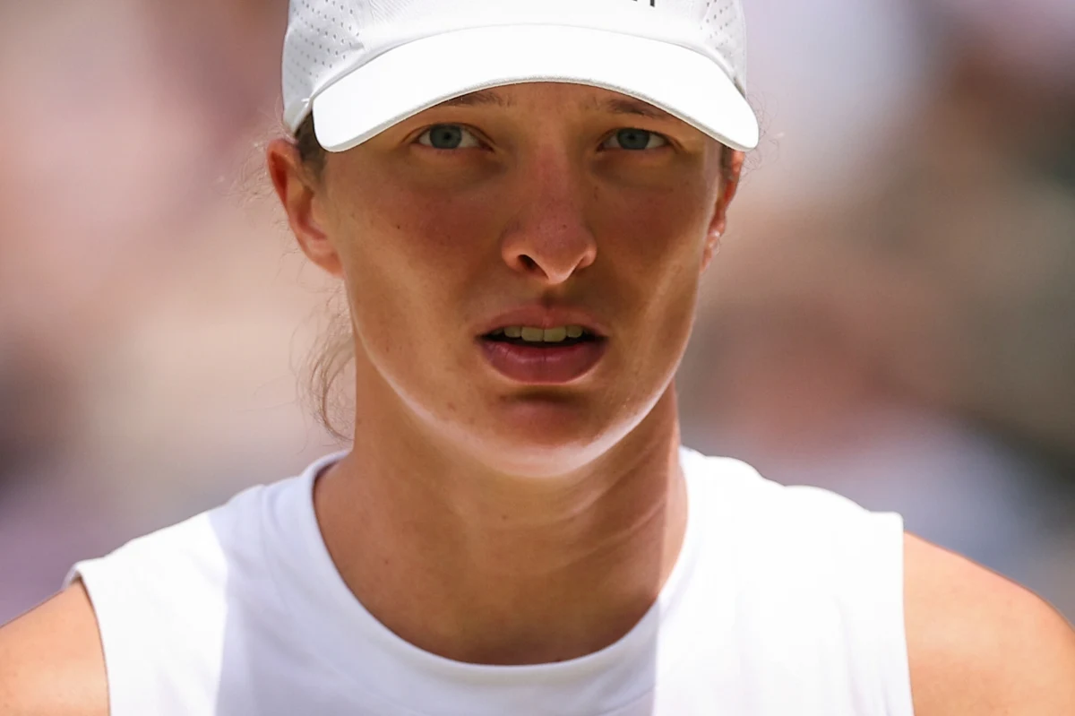 Iga Świątek w sobotę po raz pierwszy w karierze sięgnęła po tytuł mistrzyni Wimbledonu, spełniając jedno z największych marzeń każdego tenisisty. Jednak podczas pomeczowej konferencji prasowej obok radości z sukcesu pojawiło się również kilka gorzkich słów. Liderka polskiego tenisa wyraziła swoje rozczarowanie postawą mediów, które - jak podkreśliła - w ostatnich miesiącach nie były łaskawe ani wobec niej, ani wobec jej zespołu.