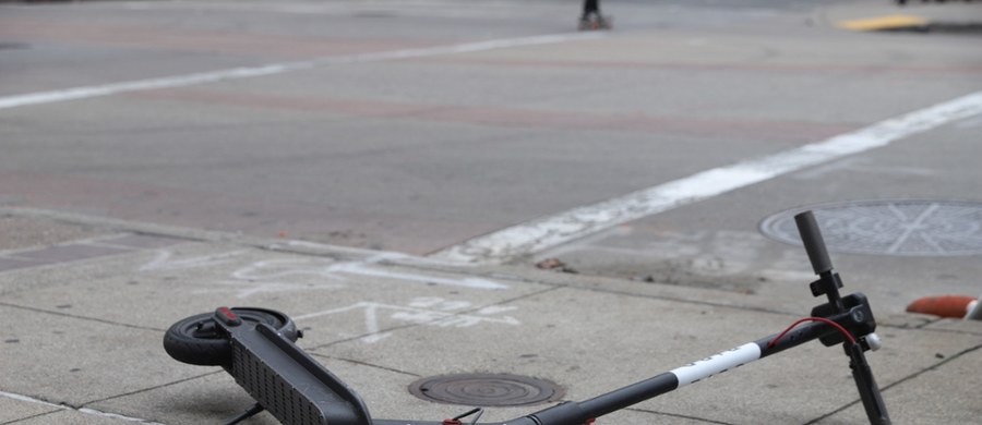 Poważny wypadek w centrum Pszczyny (Śląskie). Nastolatek jadący na hulajnodze elektrycznej zderzył się z rowerzystą. Stan chłopca jest ciężki. 