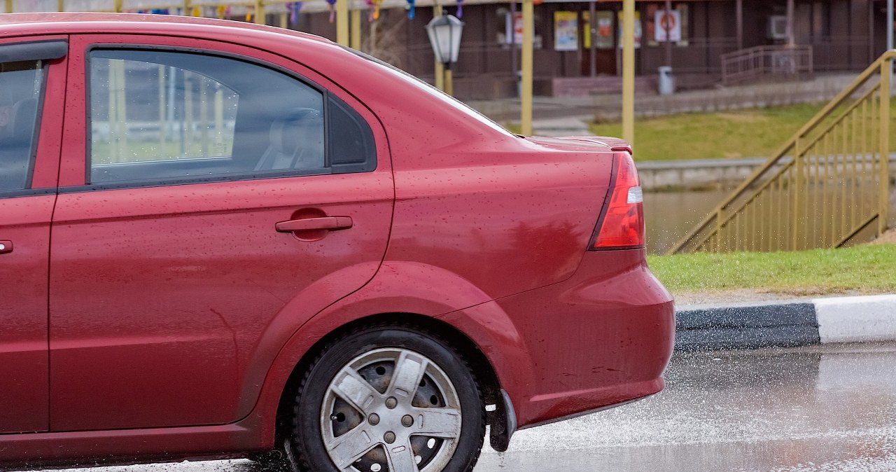 Woda w bagażniku. Jak odnaleźć i zatamować przeciek?