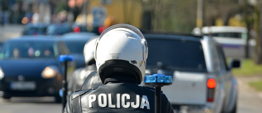 Czterech pracowników służby celno-skarbowej usłyszało zarzuty czynnej napaści na funkcjonariusza publicznego po incydencie, do którego doszło w nocy z piątku na sobotę we Wrocławiu. Mężczyźni mieli pobić policjanta na służbie. Krajowa Administracja Skarbowa zapowiada surowe konsekwencje dyscyplinarne.