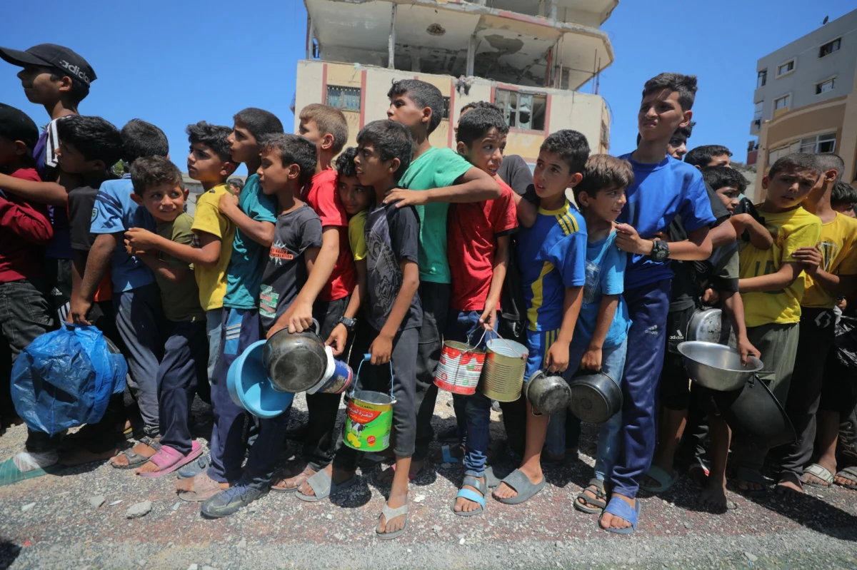 Izraelskie wojsko ostrzelało cywilów zbierających się przy wodopoju w centralnej części Strefy Gazy. W wyniku ataku zginęło co najmniej ośmiu Palestyńczyków. W większości dzieci. Izrael poinformował, że masakra była wynikiem "awarii pocisku".
