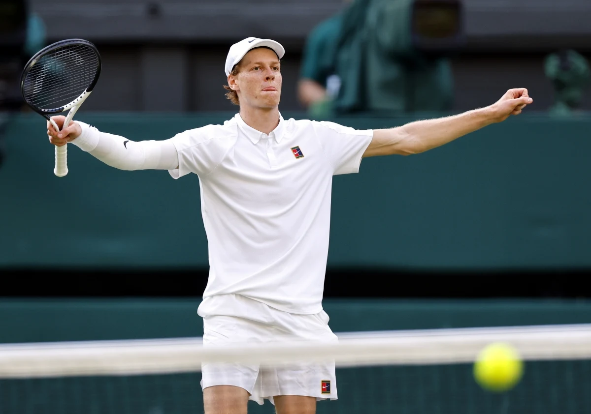 Lider rankingu tenisistów Włoch Jannik Sinner pokonał w finale Wimbledonu najlepszego w dwóch poprzednich edycjach Hiszpana Carlosa Alcaraza 4:6, 6:4, 6:4, 6:4. To jego czwarty wielkoszlemowy triumf w karierze.