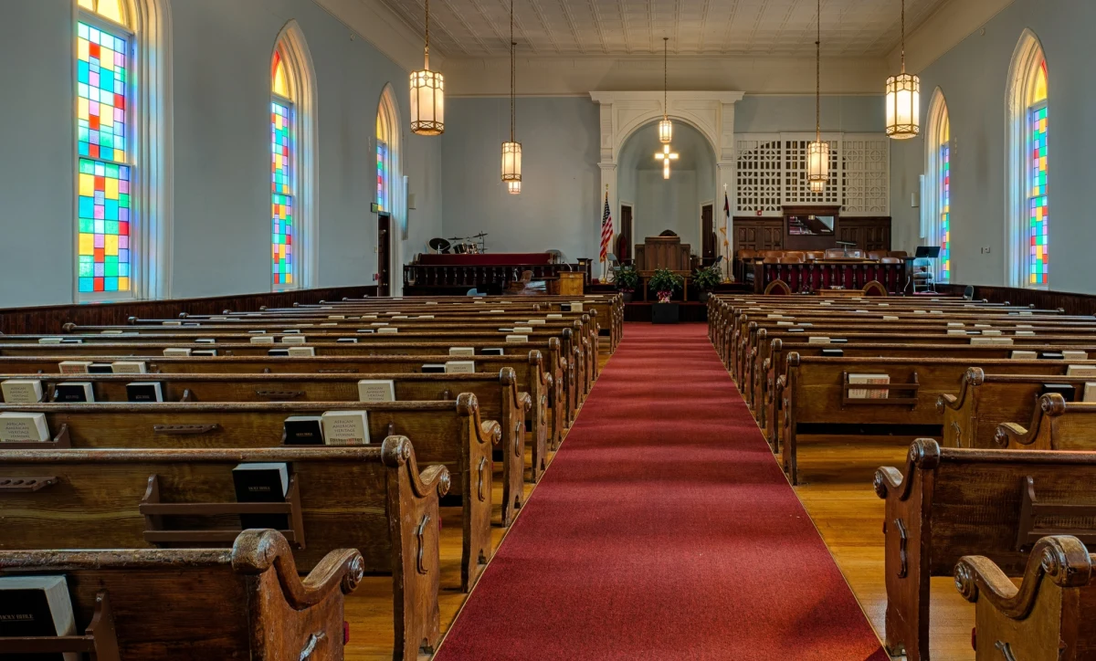 Dramatyczne sceny rozegrały się w niedzielę w kościele baptystów Richmond Road w Lexington w stanie Kentucky (USA). Dwie kobiety zginęły w strzelaninie, a napastnik został zastrzelony przez policjantów.