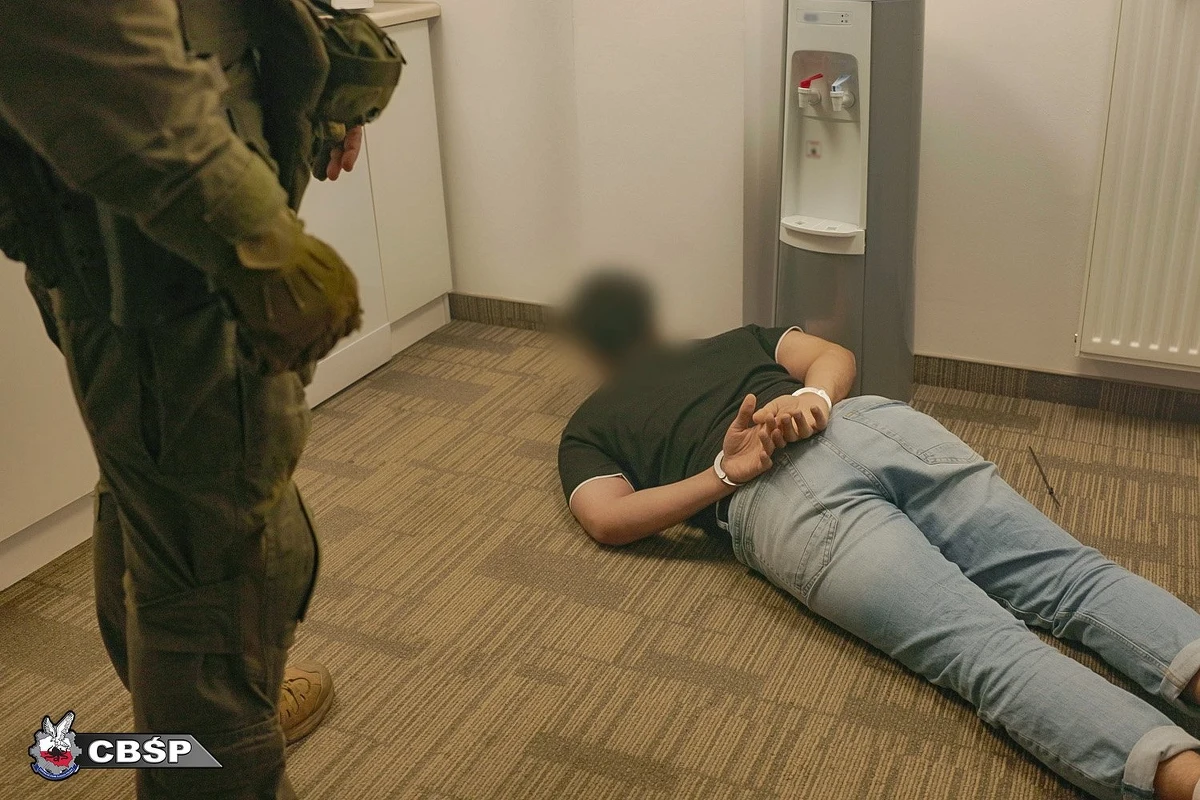 Funkcjonariusze CBŚP uwolnili porwanego dla okupu obywatela Syrii. Sprawcy, którzy żądali od rodziny ofiary kilkuset tysięcy euro, zostali zatrzymani na terenie Warszawy i Katowic. Wszyscy usłyszeli zarzuty i trafili do tymczasowego aresztu. 