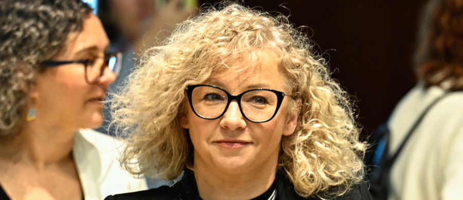 Zapowiadana na końcówkę lipca rekonstrukcja rządu zbliża się wielkimi krokami i może przynieść istotne zmiany. Ze stanowiskami pożegnają się prawdopodobnie Katarzyna Kotula, Adriana Porowska czy Marzena-Okła Drewnowicz - wynika z informacji dziennikarzy TVN24. Pojawią się również dwa nowe resorty.