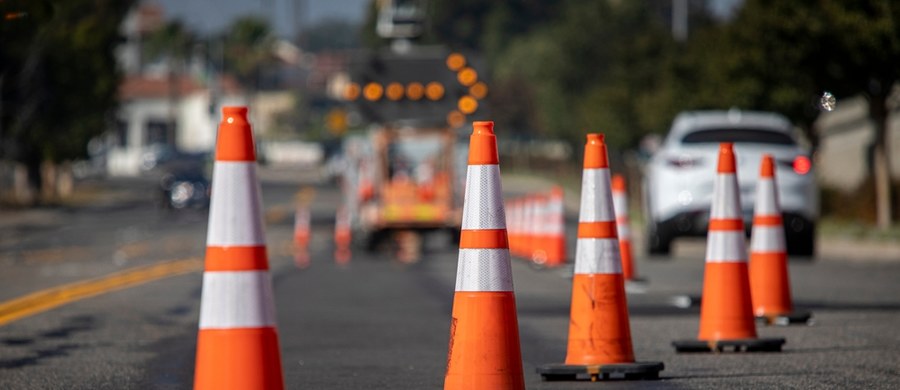 We wtorek, 15 lipca, rozpocznie się remont 9-kilometrowego betonowego odcinka drogi ekspresowej S8 między Polichnem i Studziankami w woj. łódzkim. W trakcie prac ruch w obu kierunkach będzie się odbywał po jednej jezdni. Roboty i związane z nimi utrudnienia mają potrwać około cztery miesiące.