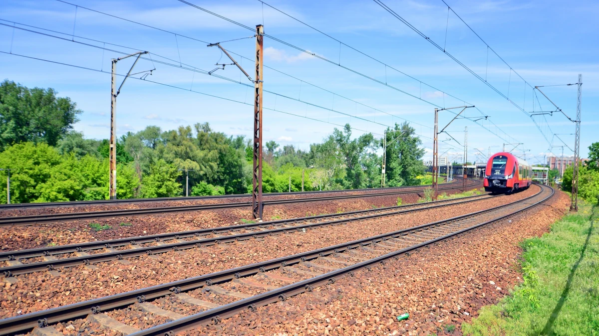 Poważne utrudnienia w ruchu kolejowym na Śląsku. Po uszkodzeniu pantografów przez pociąg na szlaku kolejowym Taciszów - Rudziniec Gliwicki, między Kędzierzynem-Koźlem i Gliwicami, w poniedziałek rano ruch został tam wstrzymany. Obecnie pociągi jeżdżą jednym torem.