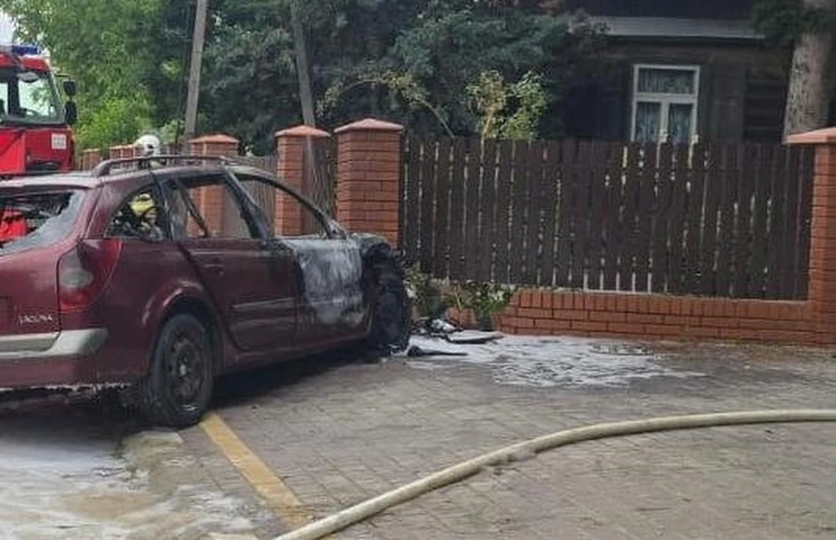 Do szokującego wypadku doszło w niedzielne popołudnie we wsi Łany koło Puław (Lubelskie). 53-letnia kobieta, prowadząca renault, zjechała z drogi i uderzyła w ogrodzenie domu. Samochód stanął w płomieniach, kobiety nie udało się wyciągnąć z płonącego pojazdu. 