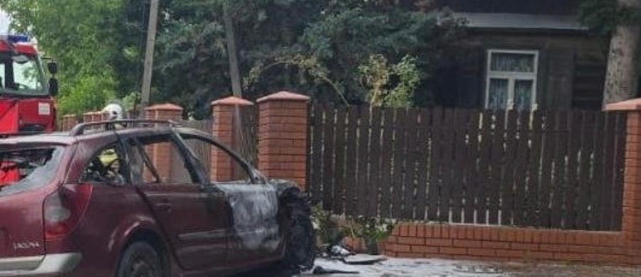 Do szokującego wypadku doszło w niedzielne popołudnie we wsi Łany koło Puław (Lubelskie). 53-letnia kobieta, prowadząca renault, zjechała z drogi i uderzyła w ogrodzenie domu. Samochód stanął w płomieniach, kobiety nie udało się wyciągnąć z płonącego pojazdu. 
