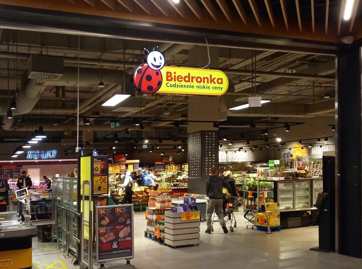 UOKiK postawił zarzuty Jeronimo Martins Polska - właścicielowi sieci sklepów Biedronka, a także 32 firmom transportowym i ośmiu osobom. Chodzi o podejrzenie zmowy, która miała uniemożliwić przechodzenie kierowców pomiędzy firmami transportowymi obsługującymi sklepy. Dla kierowców oznaczało to problemy z szybkim znalezieniem nowej pracy, a także ograniczało perspektywy zwiększenia wynagrodzenia.