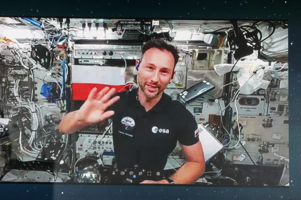 Oddokowanie, właz, kapsuła Dragon, Międzynarodowa Stacja Kosmiczna, a przede wszystkim Sławosz Uznański-Wiśniewski - to ważne słowa, których będziemy używać w poniedziałek i we wtorek podczas powrotu Polaka z Kosmosu. Około godziny 11 kapsuła została zamknięta, a po godz. 13 nastąpiło jej oddokowanie - czyli odłączenie od Stacji. Dragon rozpoczął swój lot w kierunku Ziemi.