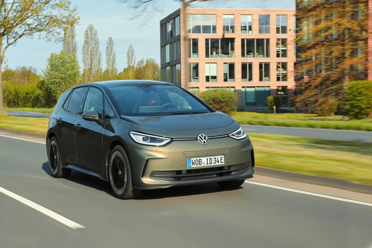 Volkswagen ID.3 od początku był zapowiadany jako "trzeci wielki rozdział" w historii marki, tuż po Garbusie i Golfie. Jego ewolucja trwa, a rok 2025 przynosi coś więcej niż tylko kolejne ulepszenia. To premiera wersji, na którą wielu czekało – takiej, która dodaje do elektrycznej rewolucji prawdziwie sportowe emocje. W tym przeglądzie przyjrzymy się wszystkim nowościom i pomożemy Ci zrozumieć, która wersja ID.3 – od oszczędnej po bezkompromisowo szybką – jest stworzona właśnie dla Ciebie.