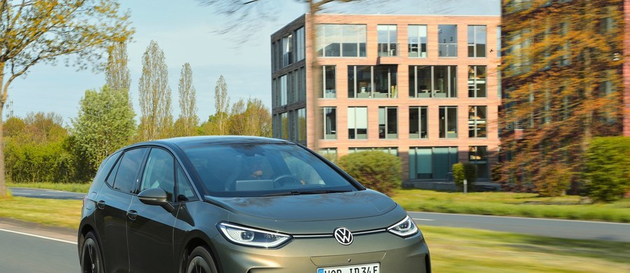 Volkswagen ID.3 od początku był zapowiadany jako "trzeci wielki rozdział" w historii marki, tuż po Garbusie i Golfie. Jego ewolucja trwa, a rok 2025 przynosi coś więcej niż tylko kolejne ulepszenia. To premiera wersji, na którą wielu czekało – takiej, która dodaje do elektrycznej rewolucji prawdziwie sportowe emocje. W tym przeglądzie przyjrzymy się wszystkim nowościom i pomożemy Ci zrozumieć, która wersja ID.3 – od oszczędnej po bezkompromisowo szybką – jest stworzona właśnie dla Ciebie.