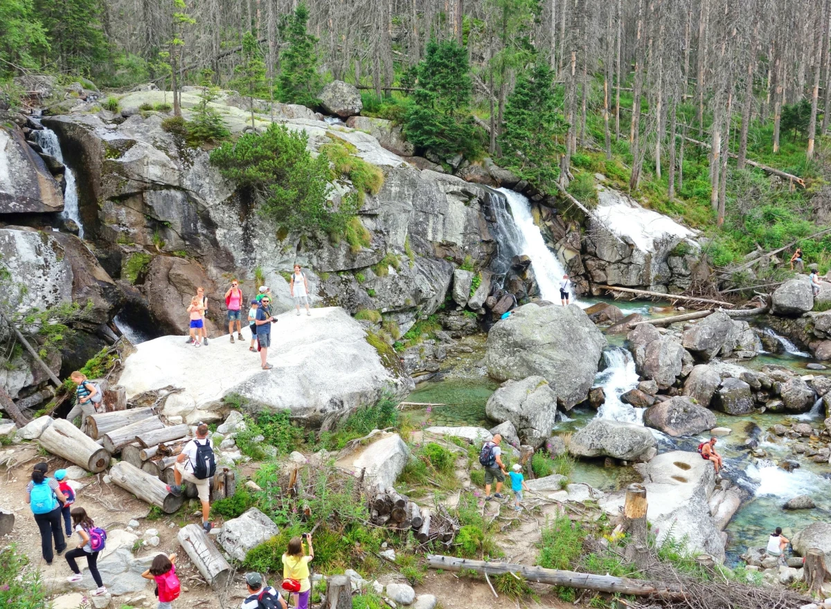 Letnie upały przyciągają w Tatry tłumy turystów spragnionych ochłody. Jednak kąpiel w krystalicznie czystych tatrzańskich jeziorach i stawach może skończyć się bardzo kosztownie. Słowacki Tatrzański Park Narodowy (TANAP) przypomina, że za wejście do wody w miejscach objętych ochroną grozi grzywna nawet do 300 euro, a w przypadku odmowy jej przyjęcia kara może wzrosnąć nawet dziesięciokrotnie.