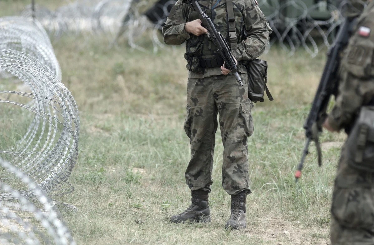 Prokuratura Rejonowa Białystok-Północ wszczęła śledztwo w sprawie incydentu, do którego doszło 10 lipca na granicy z Białorusią. Śledczy sprawdzą, czy nie doszło tam do przekroczenia uprawnień przez polskiego żołnierza, który miał strzelać z broni gładkolufowej do Afgańczyka - dowiedział się reporter RMF FM. W sprawie czynnej napaści na żołnierza śledztwo prowadzi żandarmeria wojskowa.