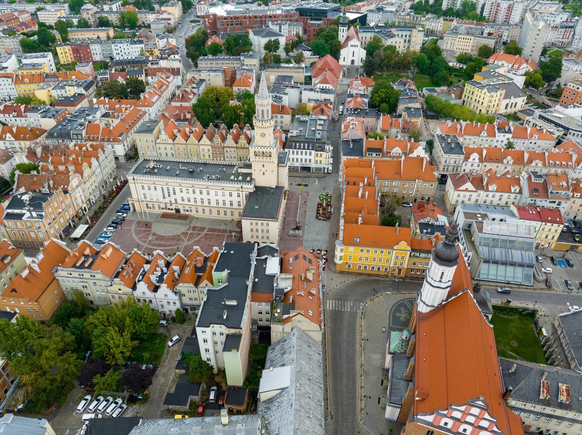 Przetrzymywał nastolatków w aucie i groził im nożem