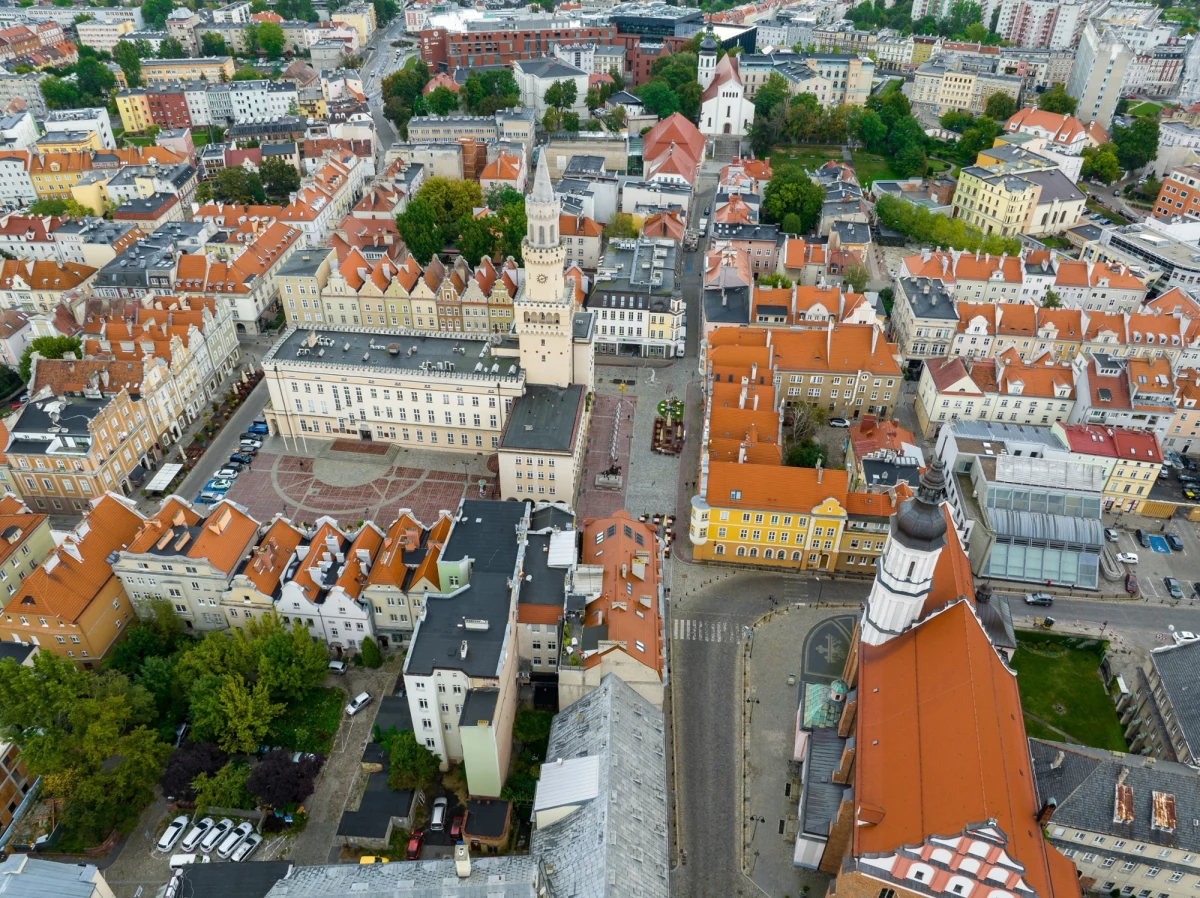 Dramatyczne sceny rozegrały się w sobotę nad ranem w centrum Opola. 28-letni mieszkaniec województwa śląskiego podstępem zwabił do swojego samochodu trójkę nastolatków, a następnie groził im nożem i przetrzymywał wbrew ich woli. Sprawca zotał zatrzymany.