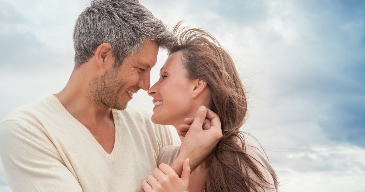 Naukowcy odkryli coś dziwnego. Dlaczego ludzie łączą się w pary?