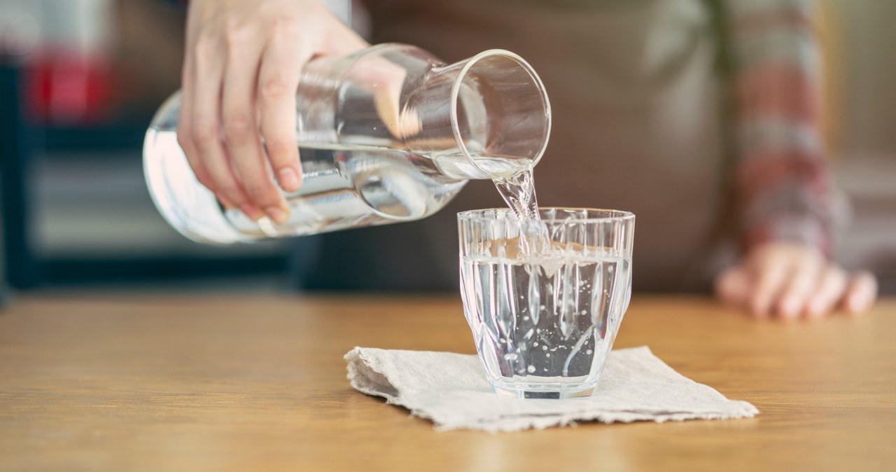 Pij wodę i się nie stresuj. Lepsze nawodnienie to niższy poziom kortyzolu