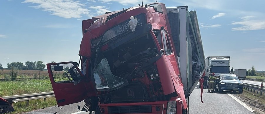 Wypadek dwóch aut, a następnie - kilkaset metrów dalej - karambol z udziałem dwóch ciężarówek i trzech samochodów osobowych. Do tych zdarzeń doszło na trasie S8 w rejonie Oleśnicy na Dolnym Śląsku. 