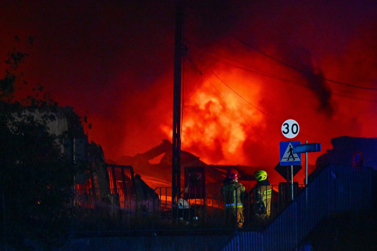 Gigantyczny pożar hali firmy, która zatrudnia 200 osób. Co będzie z pracownikami?
