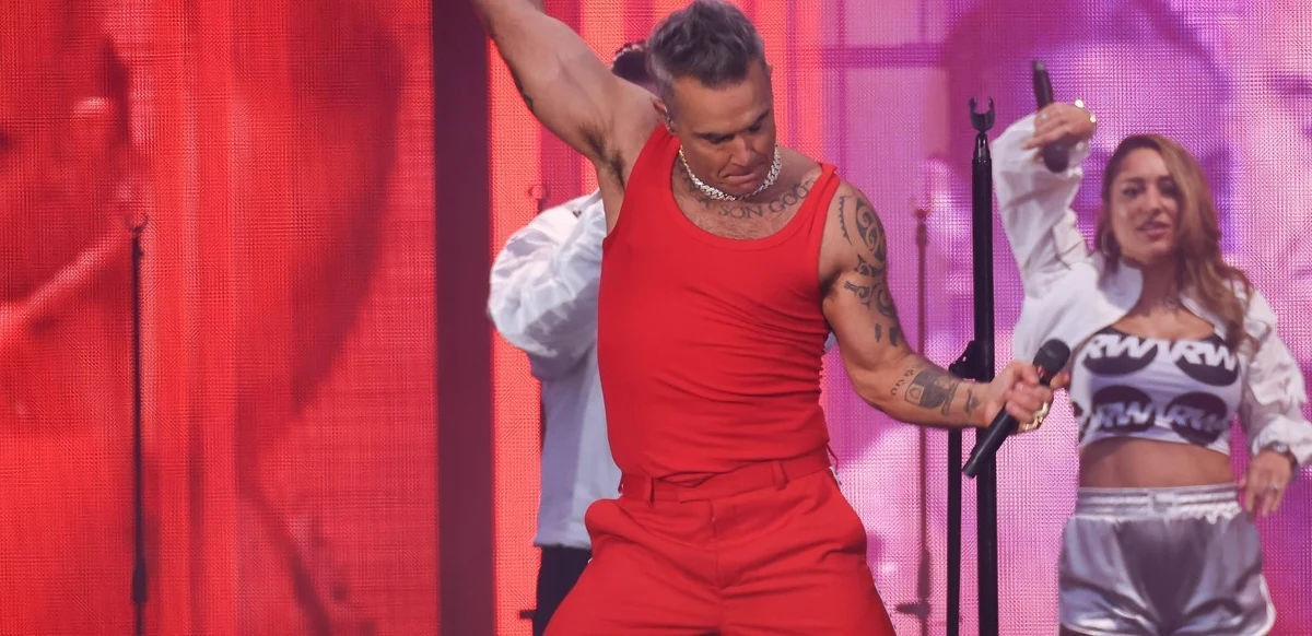 Robbie Williams, jeden z najbardziej rozpoznawalnych artystów światowej sceny muzycznej, podczas ostatniego koncertu w Wiedniu podzielił się z fanami wyjątkowo osobistym wyznaniem. Wokalista opowiedział o trudnych doświadczeniach związanych z pogarszającym się stanem zdrowia swoich rodziców. „Moja mama nie wie już, kim jestem” – wyznał poruszony.