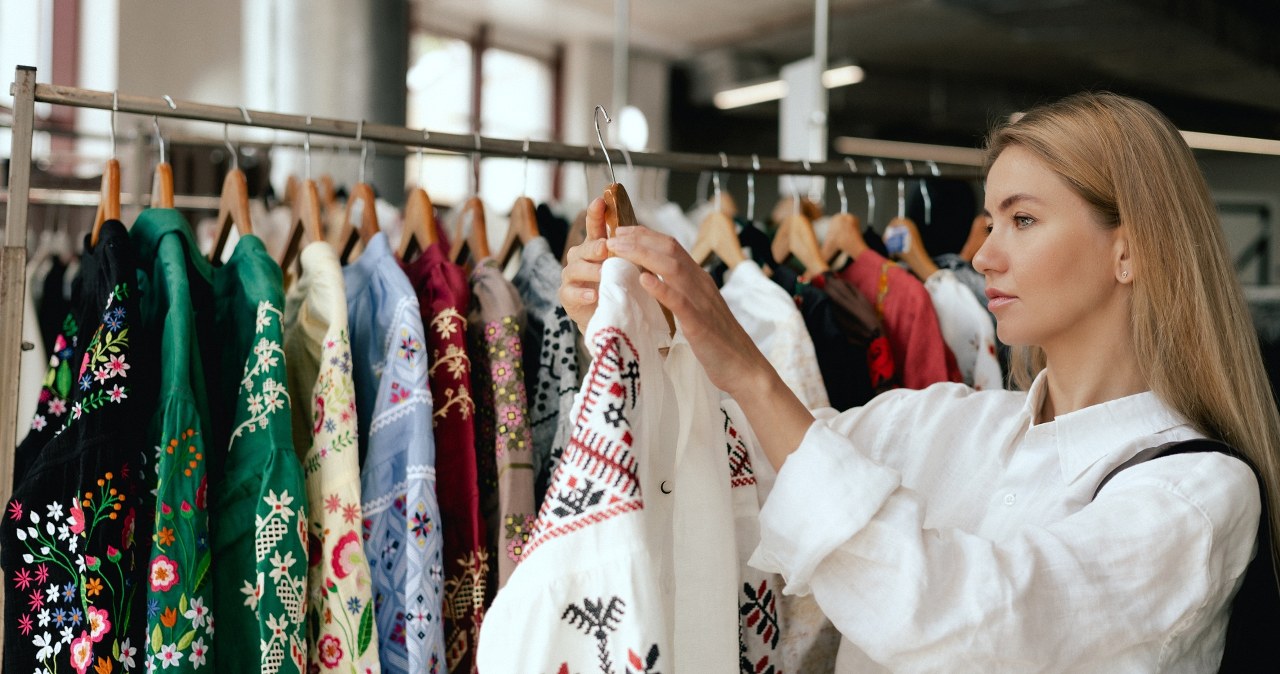 Nie masz jeszcze sukienki na wesele? Ten model pasuje do każdej sylwetki i jest dostępny w sieciówkach