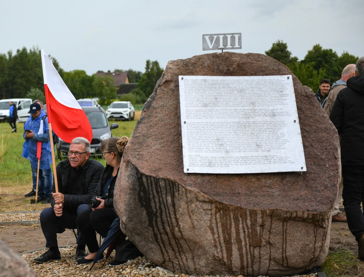 Kontrowersyjne tablice w Jedwabnem przez cały czas stoją. Wiemy, dlaczego
